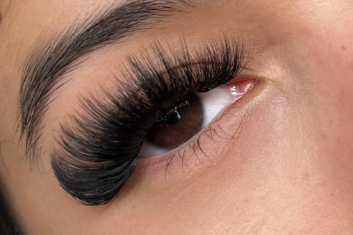 Ultra Volume Bold Glam Look